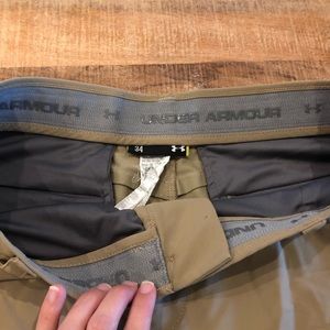 EUC Mens Under Armour performance khaki shorts